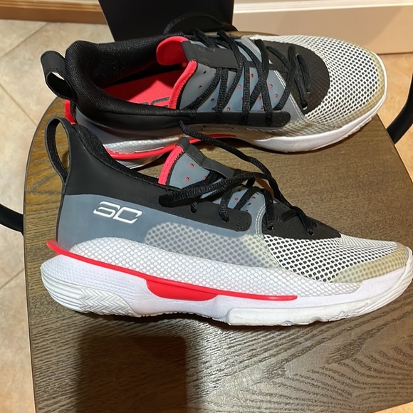 Under Armour Curry 7’s - Picture 2 of 8